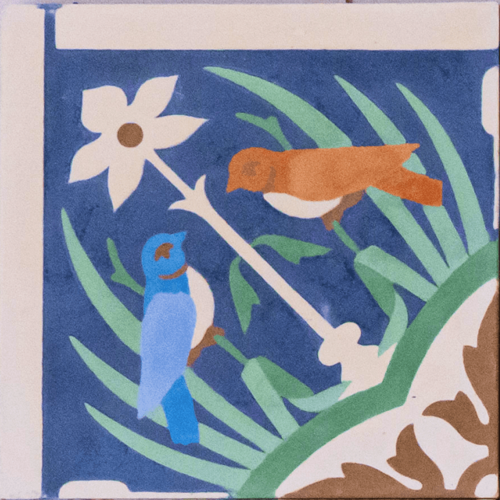 Ladrilho hidráulico azul com dois pássaros, folhas e flores