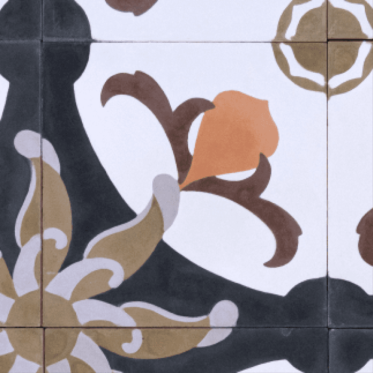Ladrilho hidráulico com flor alaranjada, folhas e arabescos escuros