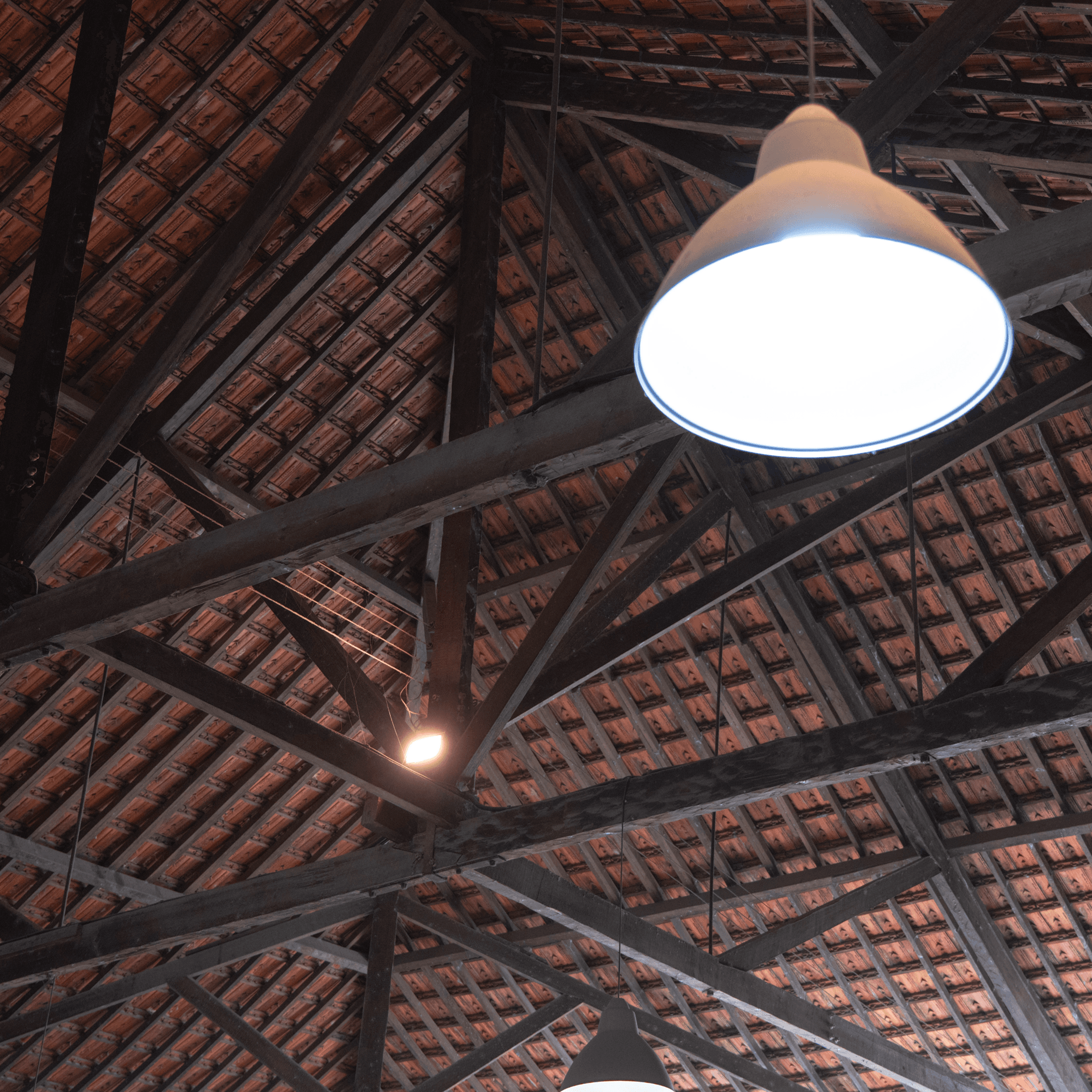 Estrutura de madeira e luminárias no interior da fábrica