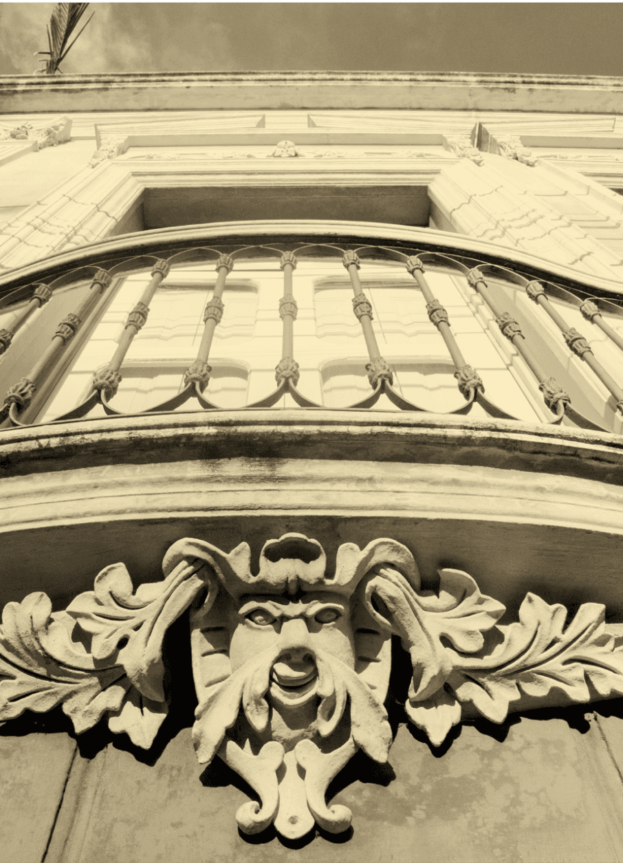 Mascaron ornamental em fachada