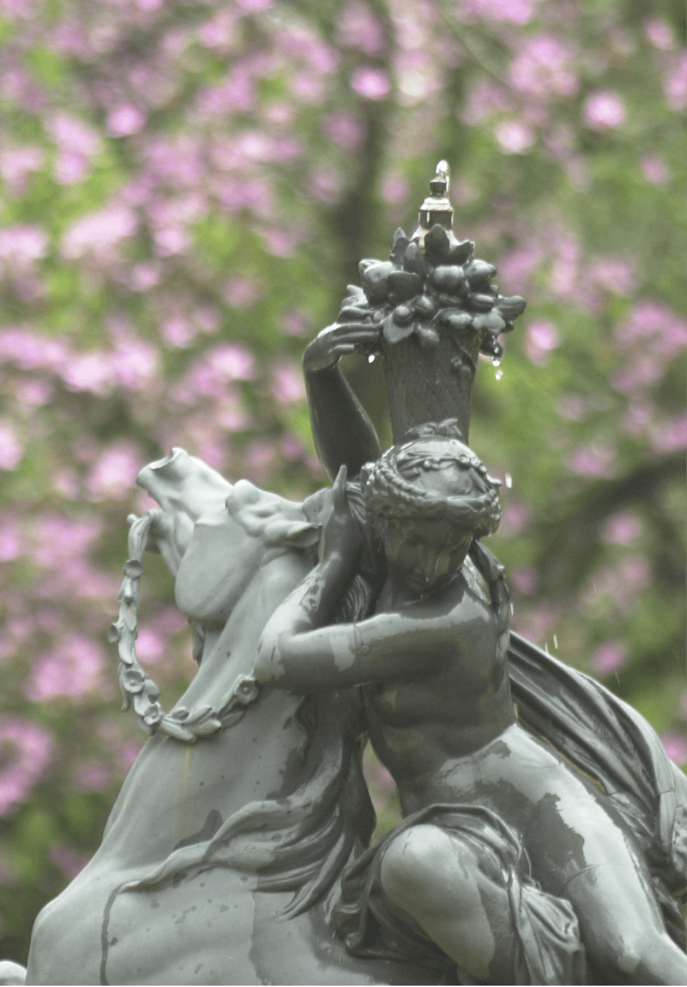 Escultura de jardim com flores