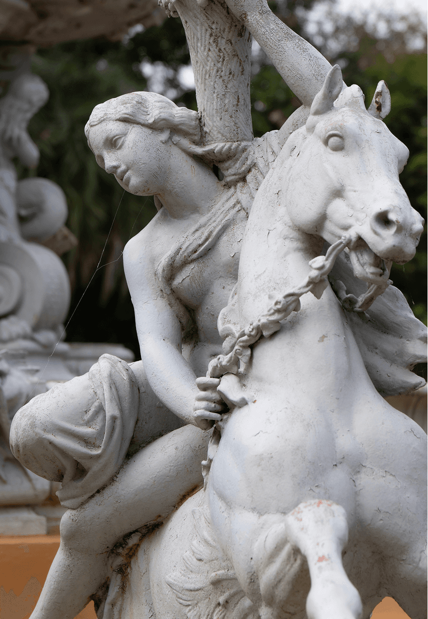Escultura de cavaleiro em fonte