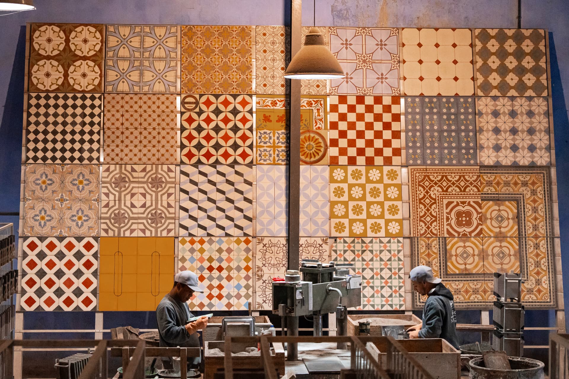 Painel de ladrilhos e artesãos na fábrica