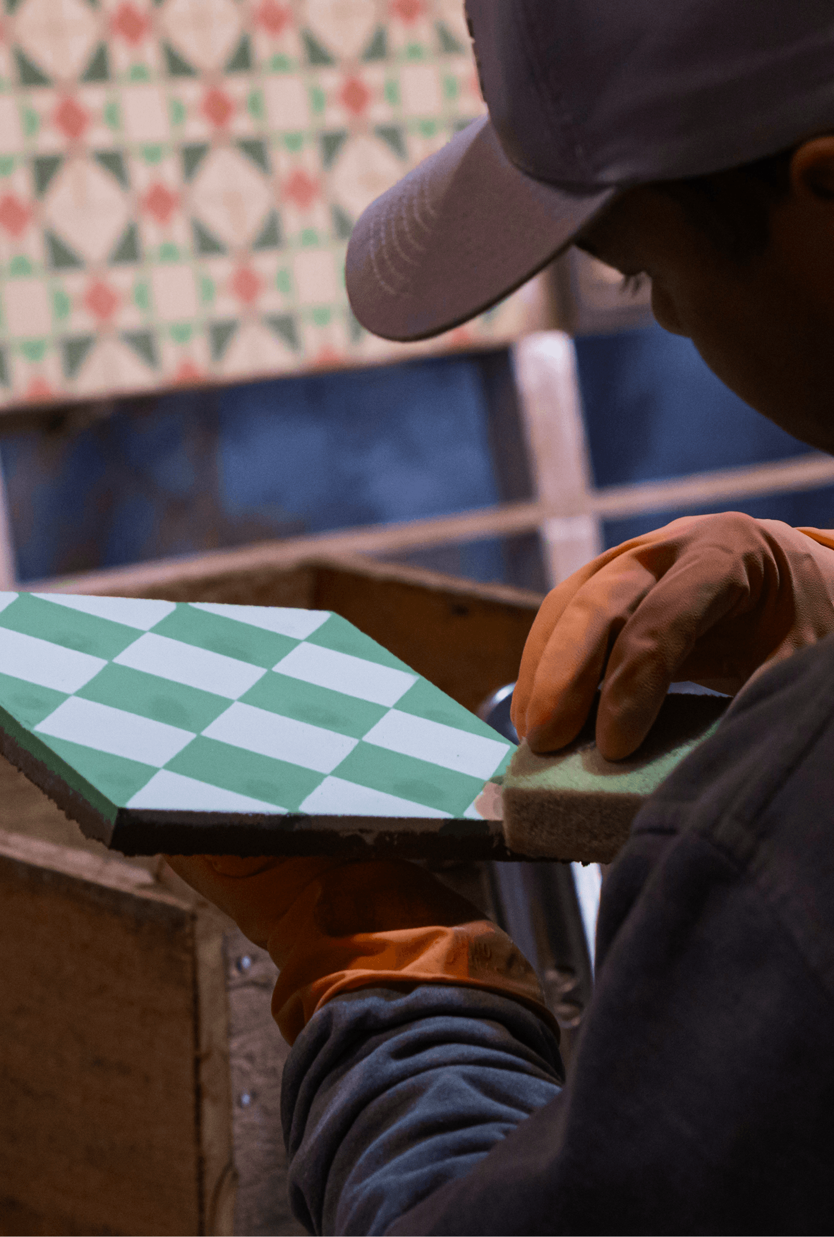 Artesão fazendo o acabamento de um ladrilho