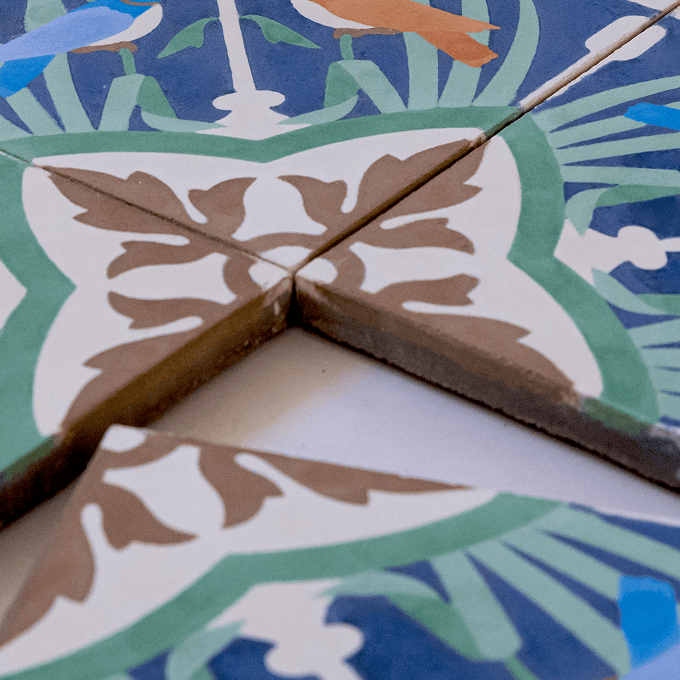 Detalhe do encontro dos ladrilhos florais com pássaros