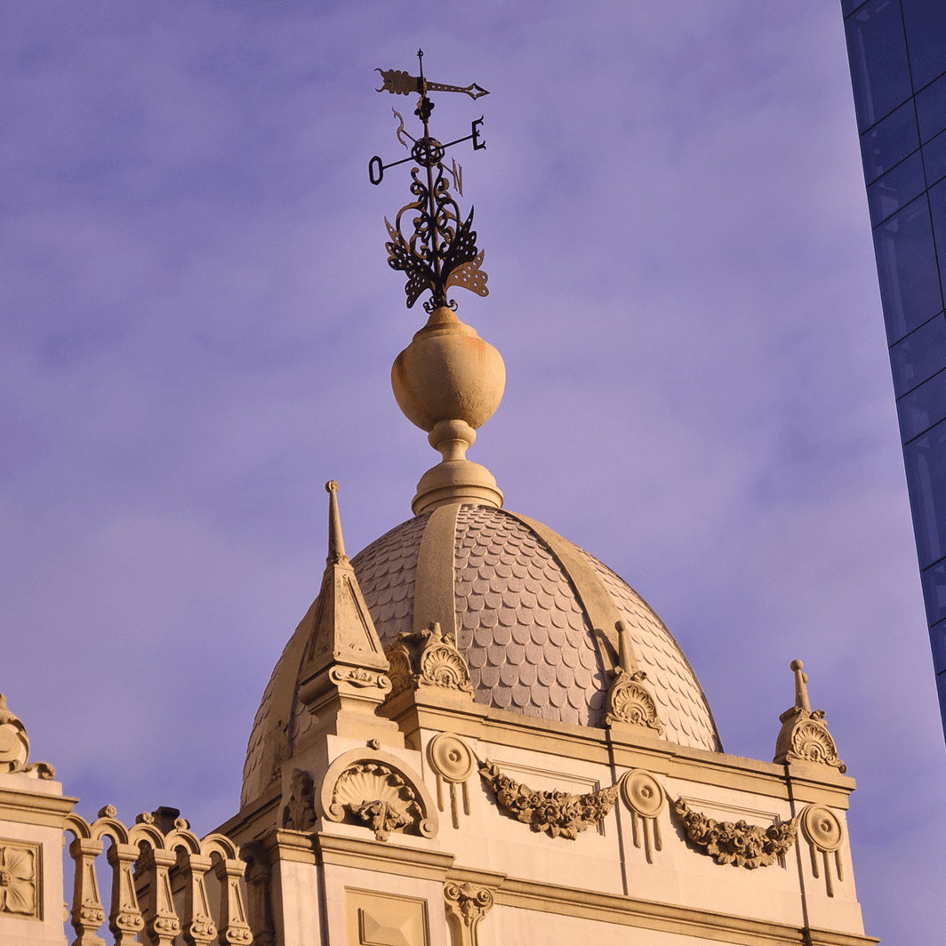 Cúpula ornamentada de edifício histórico