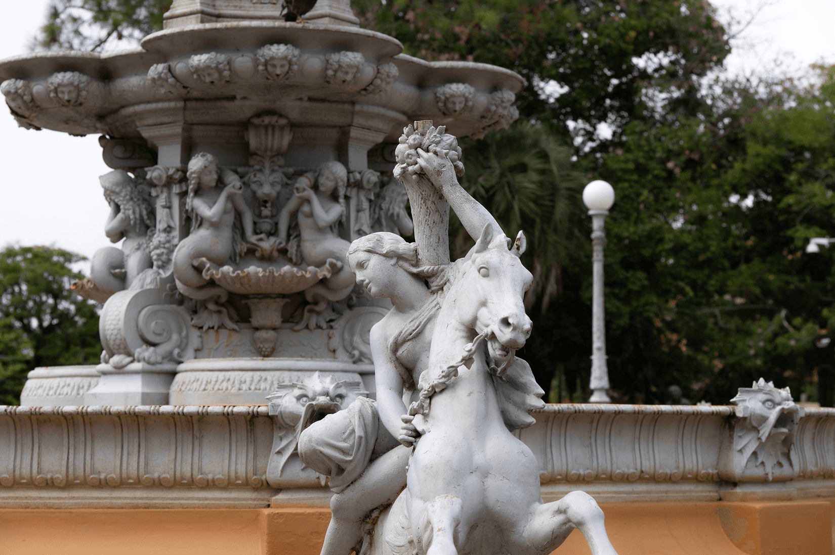 Detalhe de fonte e arquitetura histórica de Pelotas