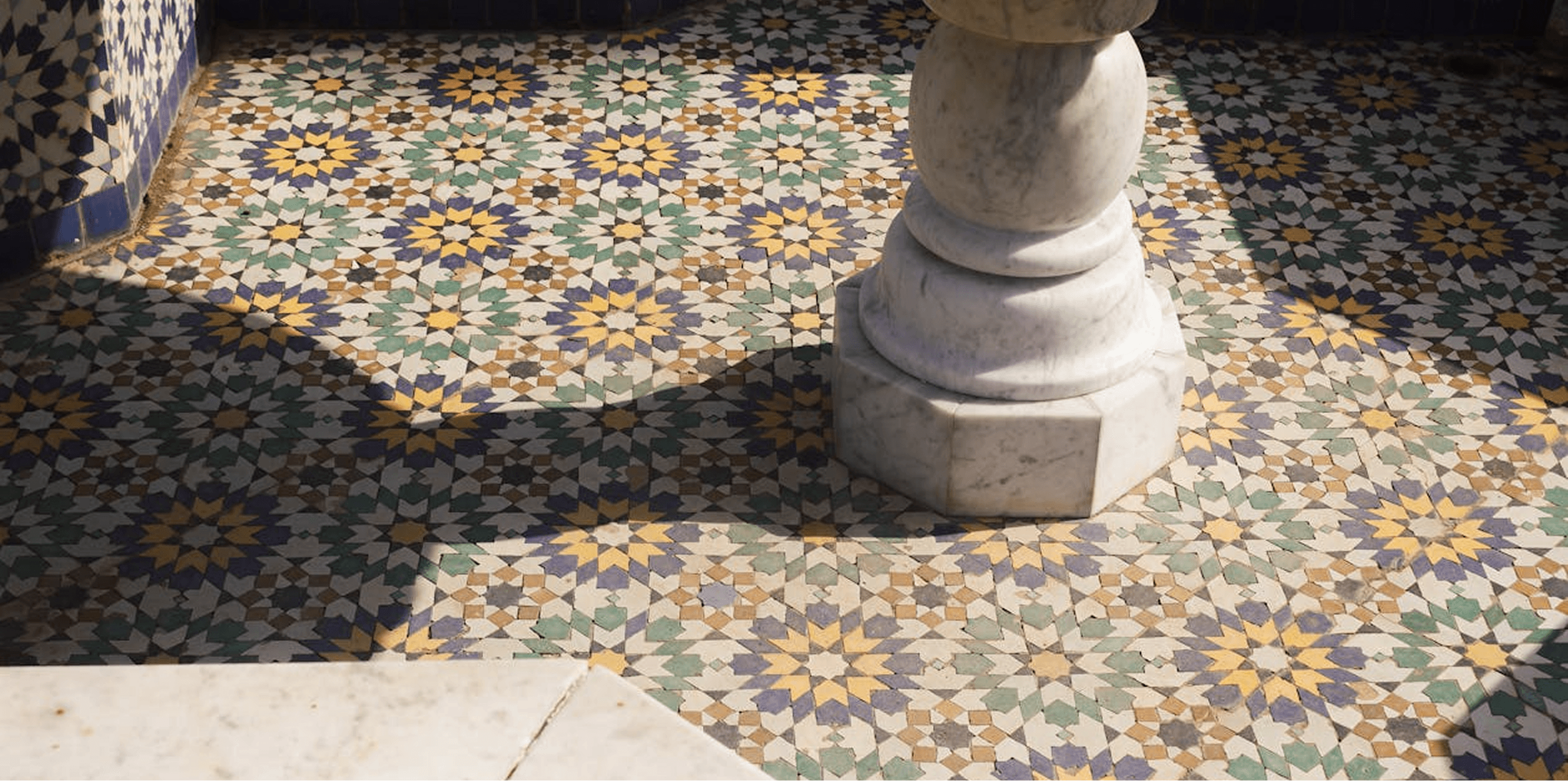 Piso artesanal de zellige em Marrocos